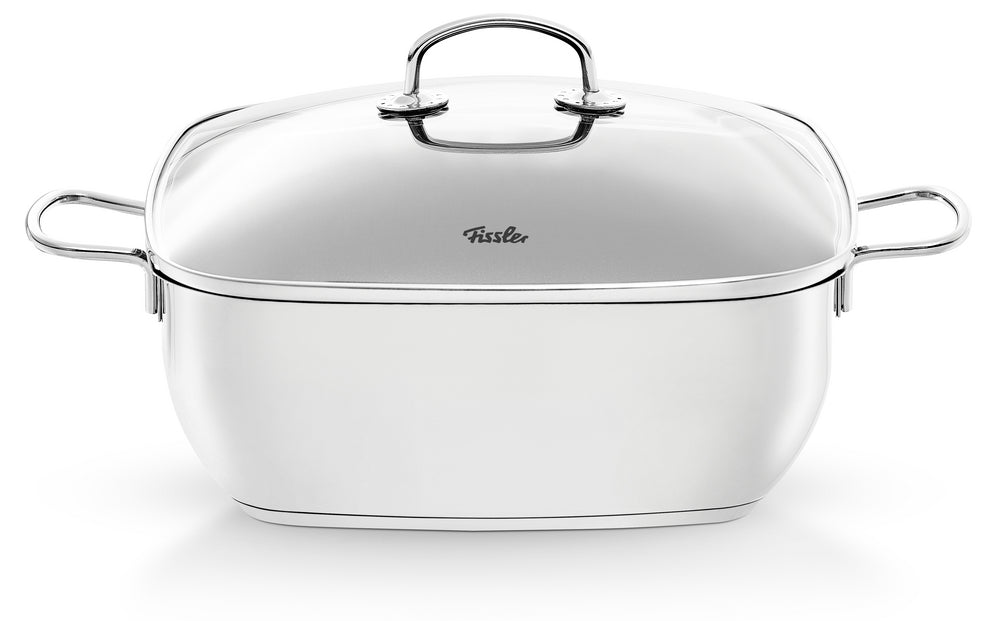Der Fissler Secural® Edelstahl-Bräter, mit Deckel und seitlichen Griffen, abgebildet in Weiß. Induktions-/Ofenfest. Hergestellt in Deutschland.