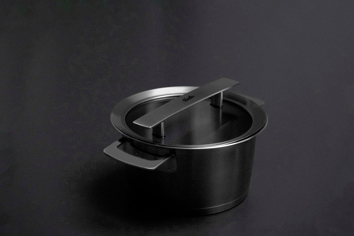 Fissler Phi Collection® Hoher Kochtopf mit Glasdeckel, Edelstahl, zeitloses Design auf dunklem Untergrund, Qualität „Made in Germany“.