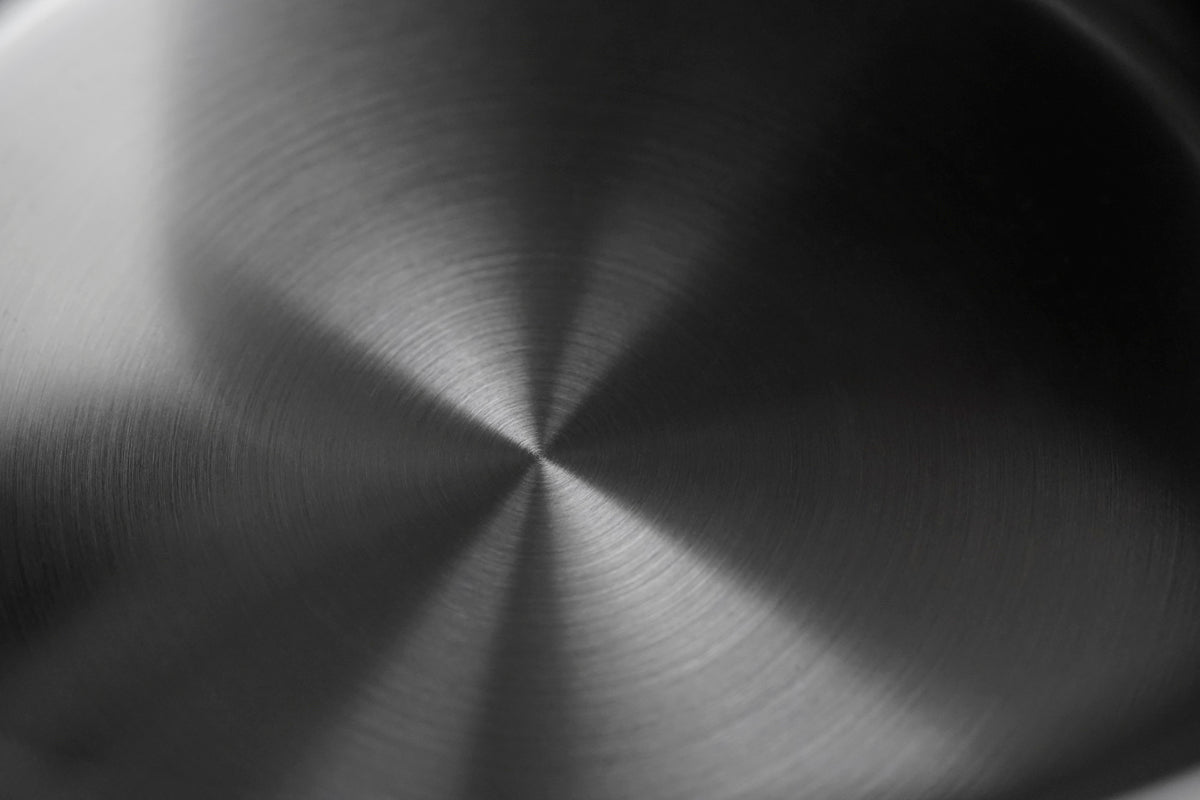 Detailansicht einer gebürsteten Edelstahloberfläche der Fissler Phi Collection® Stielkasserolle – präzise gefertigt in Deutschland.