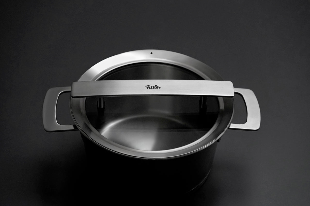 Erleben Sie deutsche Präzision mit dem Glasdeckel der Fissler Phi Collection® (24 cm) mit breiten Griffen und dem charakteristischen Markenlogo.