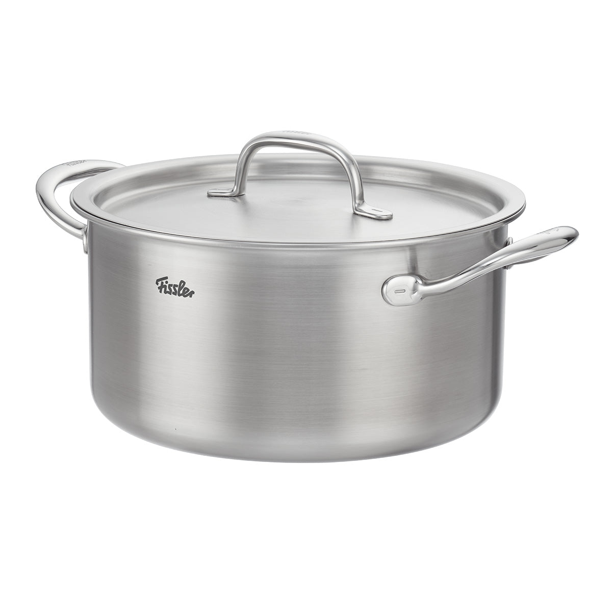 Der Fissler M5 Pro-Ply® Kochtopf mit Metalldeckel, gefertigt aus hochwertigem, recyceltem Edelstahl „Made in Germany“, überzeugt durch seine zwei ergonomischen Seitengriffe und den passgenauen Metalldeckel. Das dezent eingravierte Fissler-Markenlogo steht für zeitloses Design, präzise Ingenieurskunst und außergewöhnliche Langlebigkeit. Der Kochtopf ist für alle Herdarten einschließlich Induktion geeignet und spülmaschinenfest – für mühelose, komfortable Reinigung und langanhaltende Freude am Kochen.