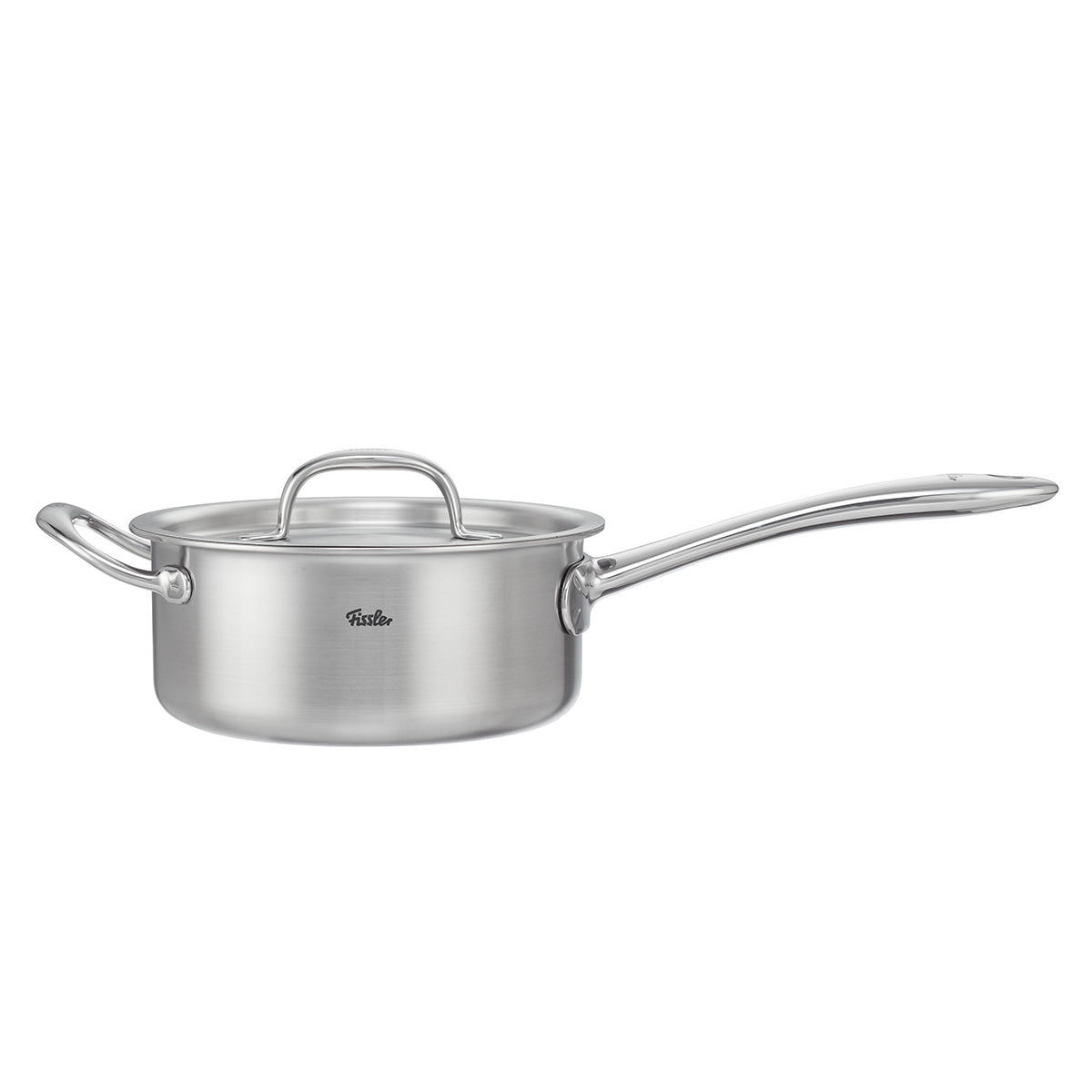Die Fissler M5 Pro-Ply® Stielkasserolle steht für höchste Qualität „Made in Germany“ und verbindet traditionelle Handwerkskunst mit moderner Innovation. Die aus recyceltem Edelstahl gefertigte Stielkasserolle überzeugt mit zwei ergonomischen Griffen und einem passgenauen Metalldeckel vor weißem Hintergrund. Sie ist induktionsgeeignet, spülmaschinenfest und bietet dank präziser Verarbeitung müheloses Kochen sowie einfache Reinigung – ein langlebiges Kochgeschirr für anspruchsvolle Küchen.