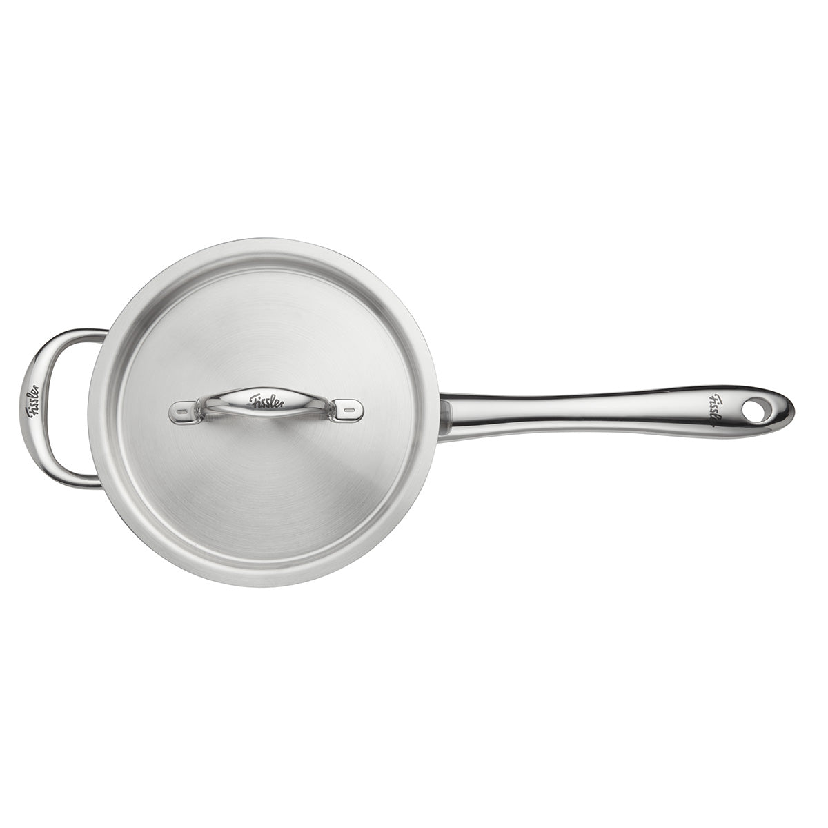Fissler M5 Pro-Ply® Stielkasserolle mit Metalldeckel, von oben betrachtet: Die Kasserolle mit traditionellem langem Stiel und praktischem Gegengriff spiegelt Fisslers „Made in Germany“-Präzision wider. Hergestellt aus hochwertigem, recyceltem Edelstahl, überzeugt sie durch zeitloses Design, Langlebigkeit und Innovation. Induktionsgeeignet und spülmaschinenfest steht dieser Kochtopf seit 1845 für zuverlässige Qualität und nachhaltigen Kochkomfort.