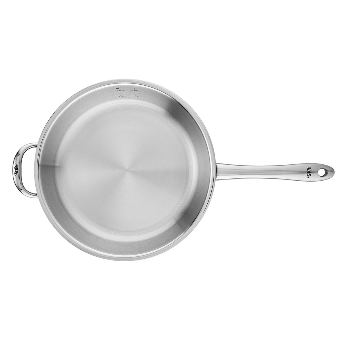 Elegant von oben auf einem strahlend weißen Hintergrund präsentiert, verdeutlicht die Fissler M5 Pro-Ply®-Pfanne das Bekenntnis von Fissler zu Präzisionstechnik und zeitlosem deutschem Design. Diese aus recyceltem Edelstahl gefertigte, induktionsgeeignete Pfanne mit langem und kurzem Griff steht für außergewöhnliche Langlebigkeit und einfache Reinigung – seit 1845 die Markenzeichen von Fissler-Kochgeschirr. Ein modernes Must-have für jede Küche, das nachhaltige Innovation mit beständiger Qualität verbindet.