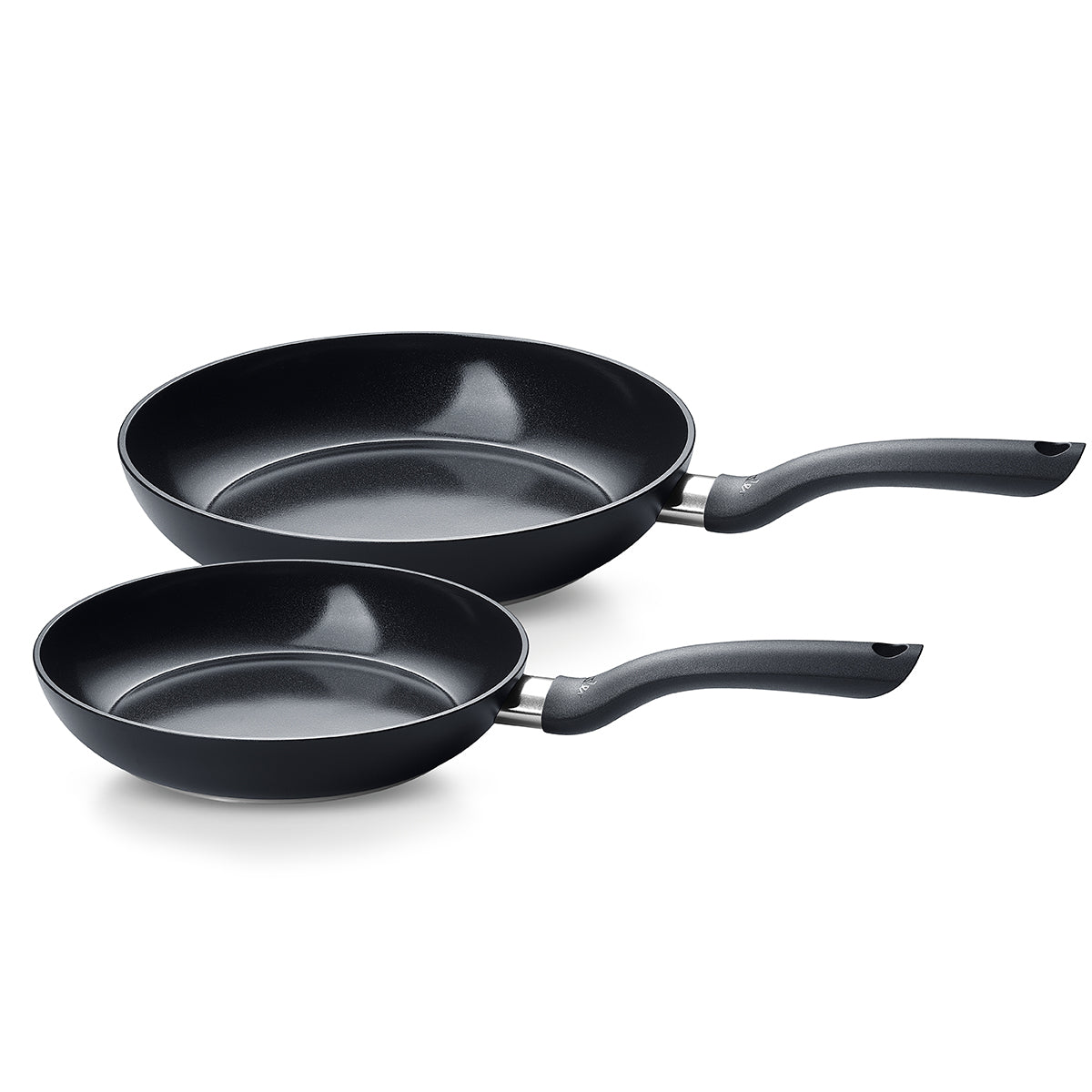 Fissler Essential® 2-teiliges Pfannenset: zwei schwarze antihaftbeschichtete Bratpfannen (24 & 28cm), überlappend, auf weiß. Deutsches Präzisionsdesign.