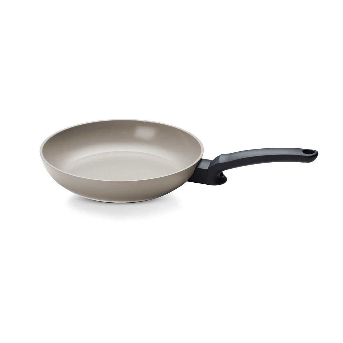 The Fissler Ceratal® Evo Classic: modern, beige ceramic pan with black handle, PFAS-free. Precision "Made in Germany".