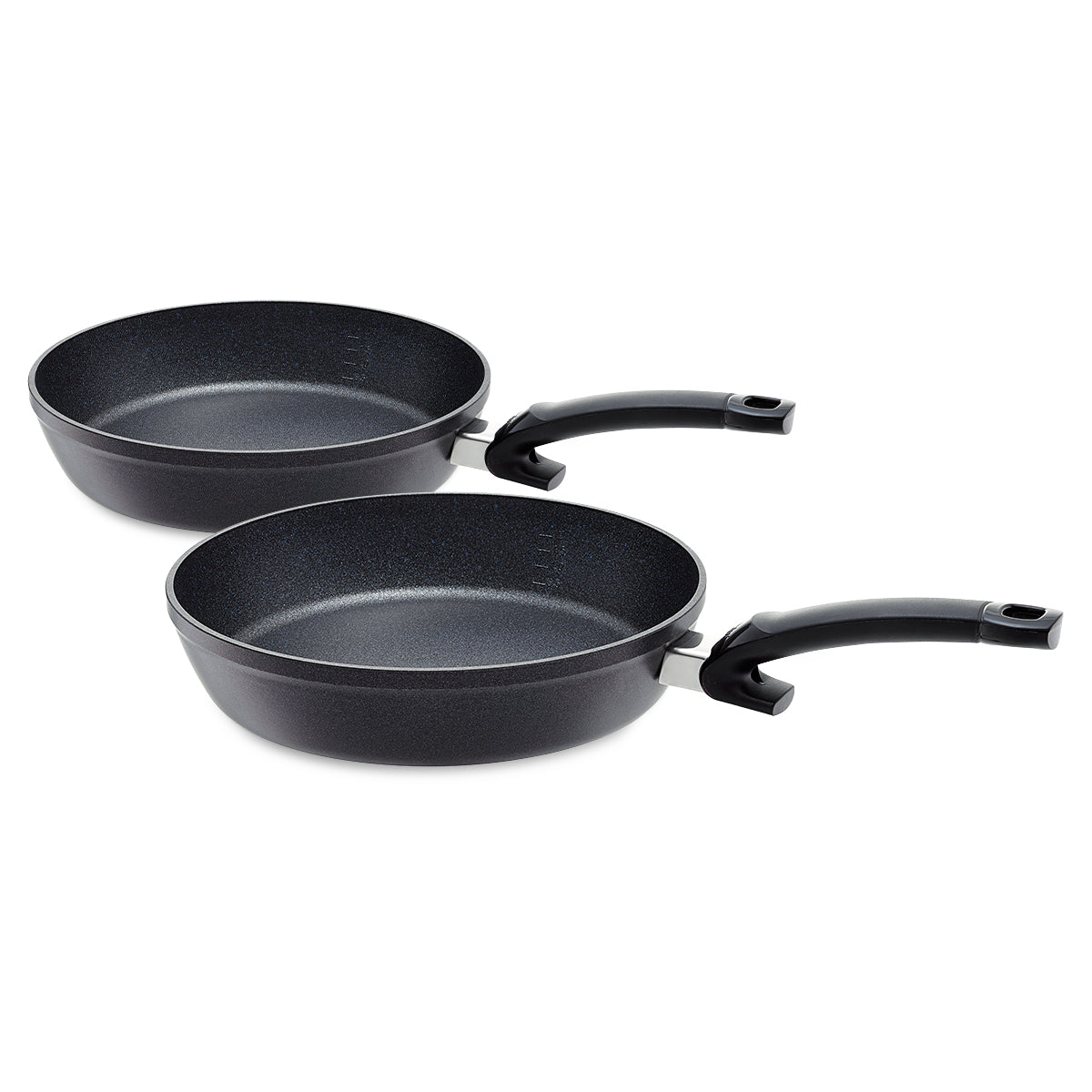 Fissler Adamant® Comfort Pfannen (24 cm & 28 cm), hergestellt in Deutschland, mit geschwungenen Griffen, die angewinkelt gezeigt werden, um ihr robustes Design zu zeigen.