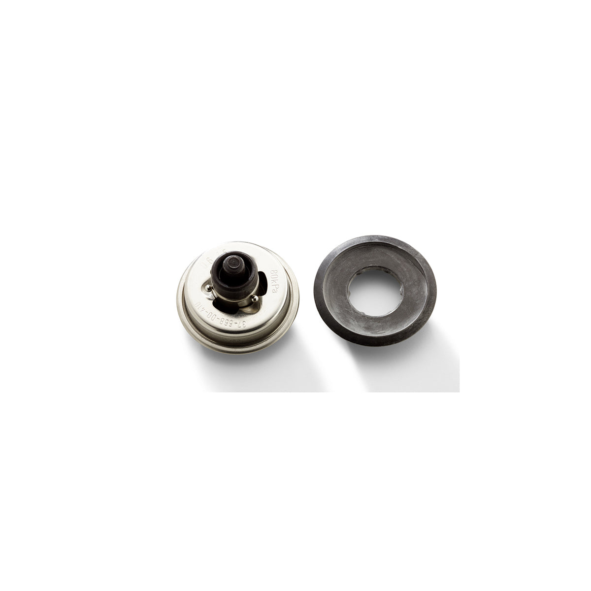 Premium Fissler Vitaquick® Schnellkochtopf-Ventil-Set in Weiß: Präzisions-Metallventil mit schwarzem Knopf und passendem Dichtungsring.