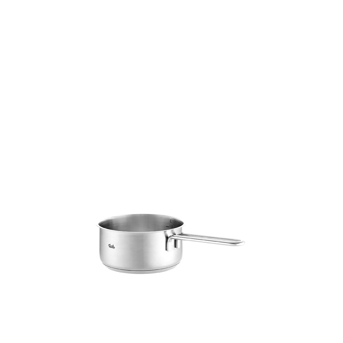 Fissler Pure Collection Stielkasserolle 16 cm aus recyceltem Edelstahl, in Deutschland hergestellt, mit langem Griff, auf weißem Grund.