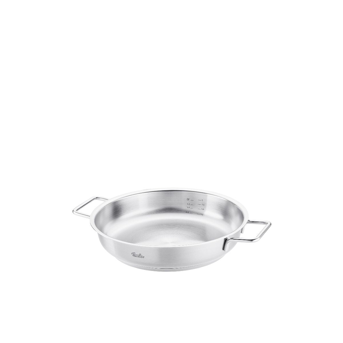 Die Fissler Pure Servierpfanne, die in Deutschland aus recyceltem Stahl hergestellt wird, hat charakteristische Griffe und Markierungen auf weißem Grund.