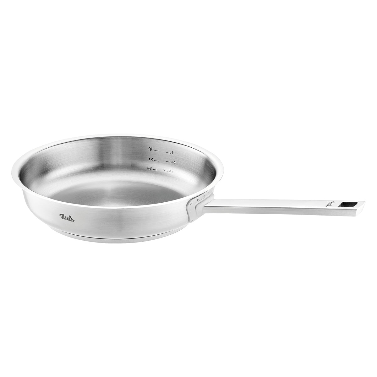 Erleben Sie deutsche Präzision mit der Fissler Stielpfanne: schlanker, polierter Edelstahl, langer Griff und klare Messmarken.