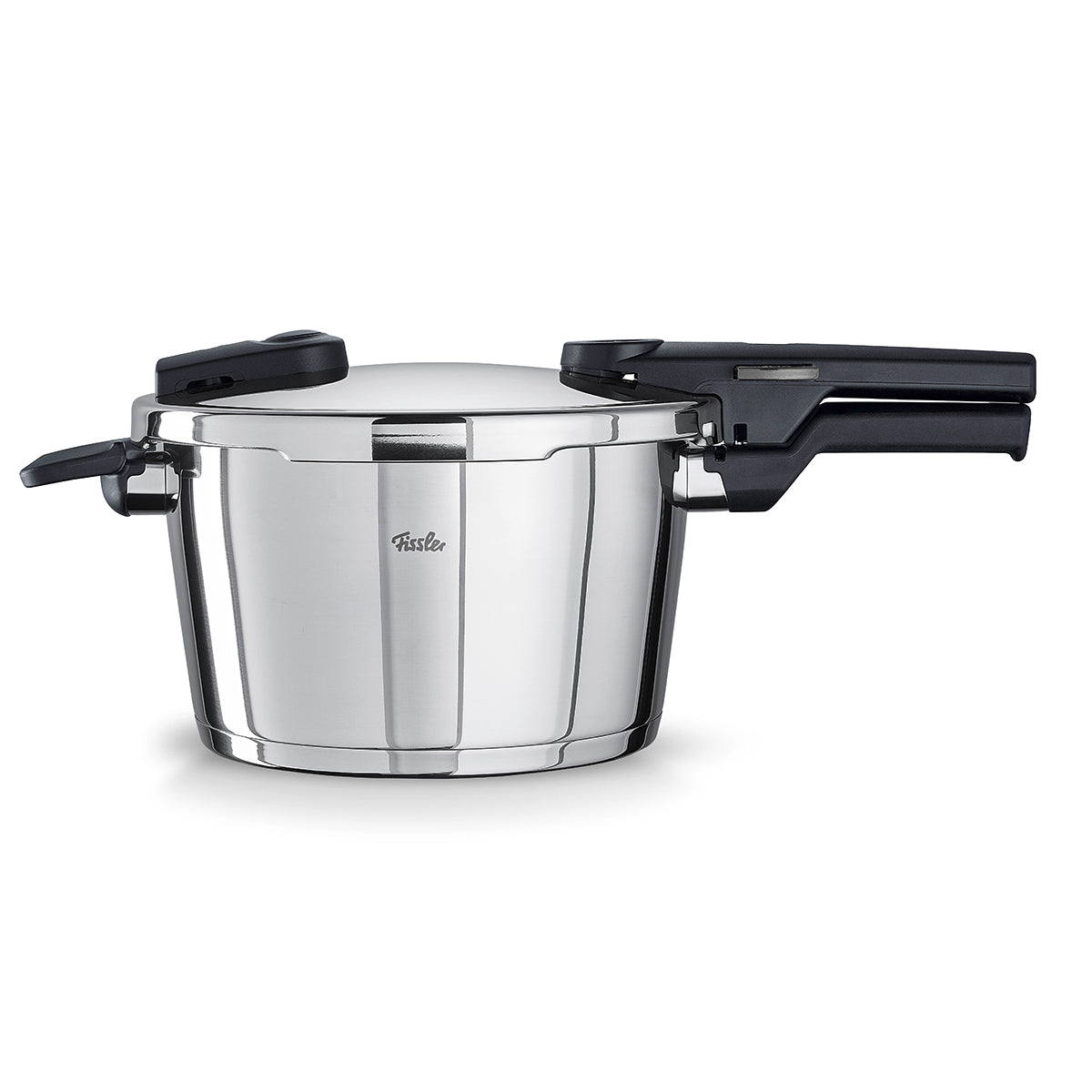 Fissler Vitaquick® Schnellkochtopf aus hochwertigem Edelstahl 18/10 mit schwarzen Griffen, Deckel und sichtbarem Logo. Hergestellt in Deutschland.