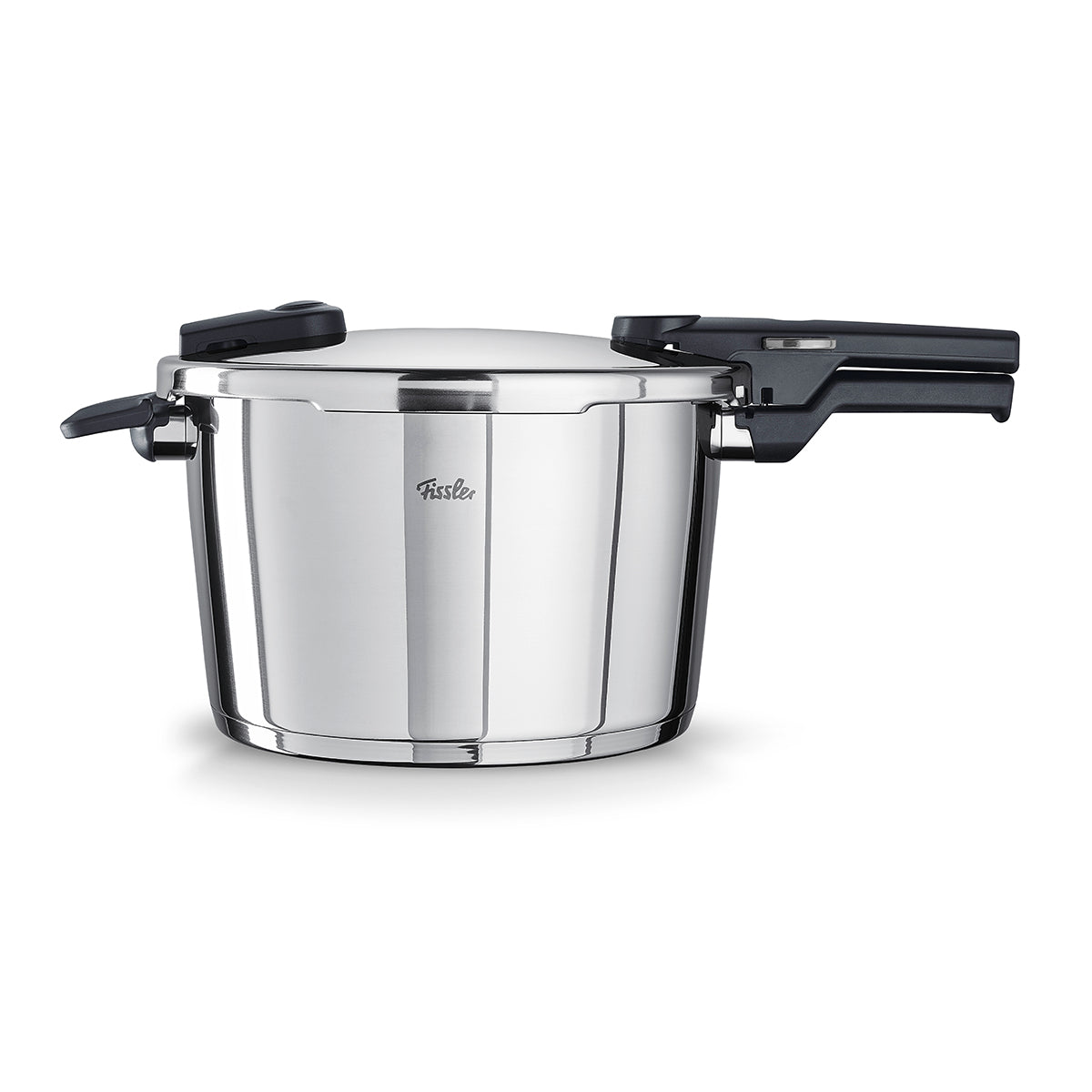 Fissler Vitaquick® Schnellkochtopf aus poliertem Edelstahl 18/10, mit schwarzem Griff und Logo. Deutsche Präzision, auf weißem Hintergrund.