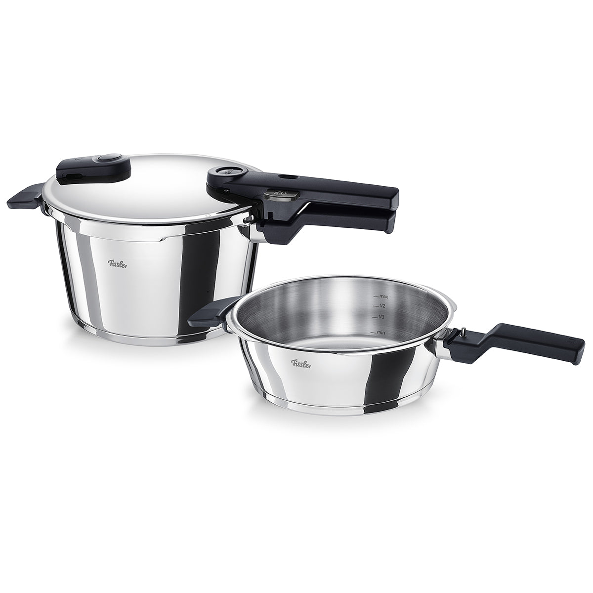 Zwei Fissler Vitaquick® Schnellkochtöpfe (2,5l und 4,5l) aus hochwertigem 18/10-Edelstahl mit robusten schwarzen Griffen – einer mit Deckel, einer ohne – stehen nebeneinander auf weißem Hintergrund. Dieses exklusive 2-teilige Schnellkochtopf-Set vereint präzise Ingenieurskunst, zeitloses Design und höchste Langlebigkeit. Als traditionsreiches Unternehmen seit 1845 steht Fissler für innovative, „Made in Germany“ gefertigte Kochgeschirre von bester Qualität.