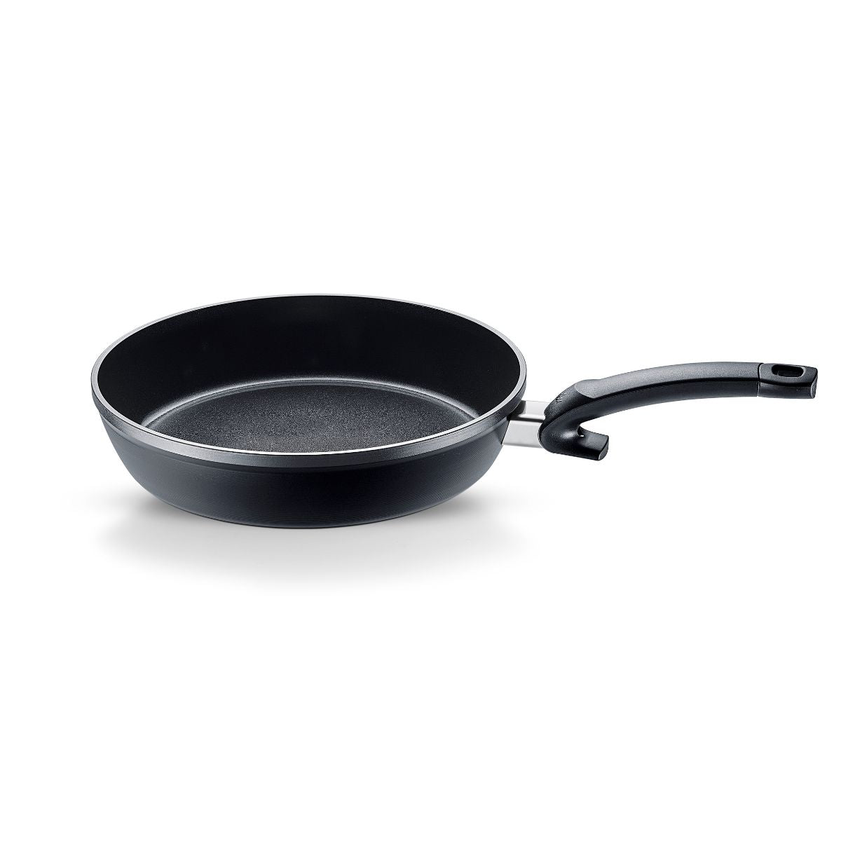 Fissler Ceratal® Comfort Pfanne in Orbitschwarz mit Keramikbeschichtung, langer Stiel, PTFE-frei. Modernes deutsches Design auf weißem Grund.