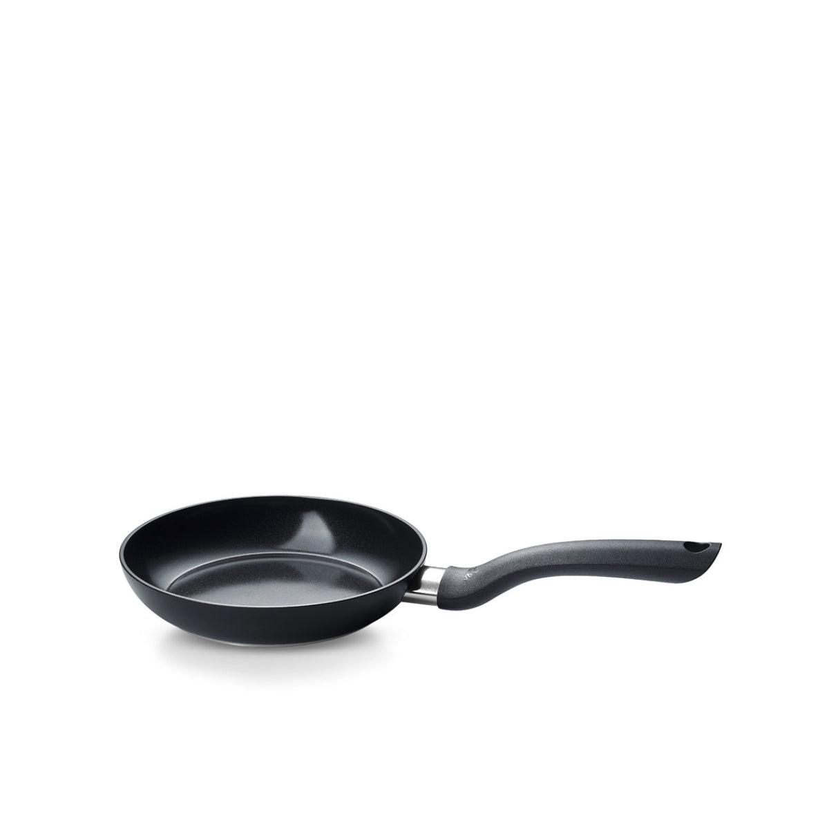 Fissler Essential® Pfanne in schwarz mit gebogenem Griff, PFAS/PTFE-freie Beschichtung, Seitenansicht auf weiß. Präzision made in Germany.