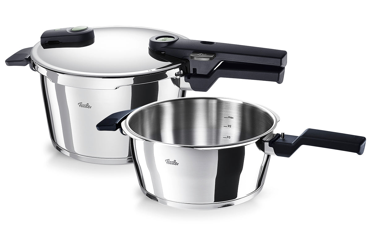Fissler Vitaquick® Elemental Schnellkochtöpfe (2,5L & 4,5L) mit schwarzen Griffen; einer mit Deckel, einer offen mit Maßangaben.