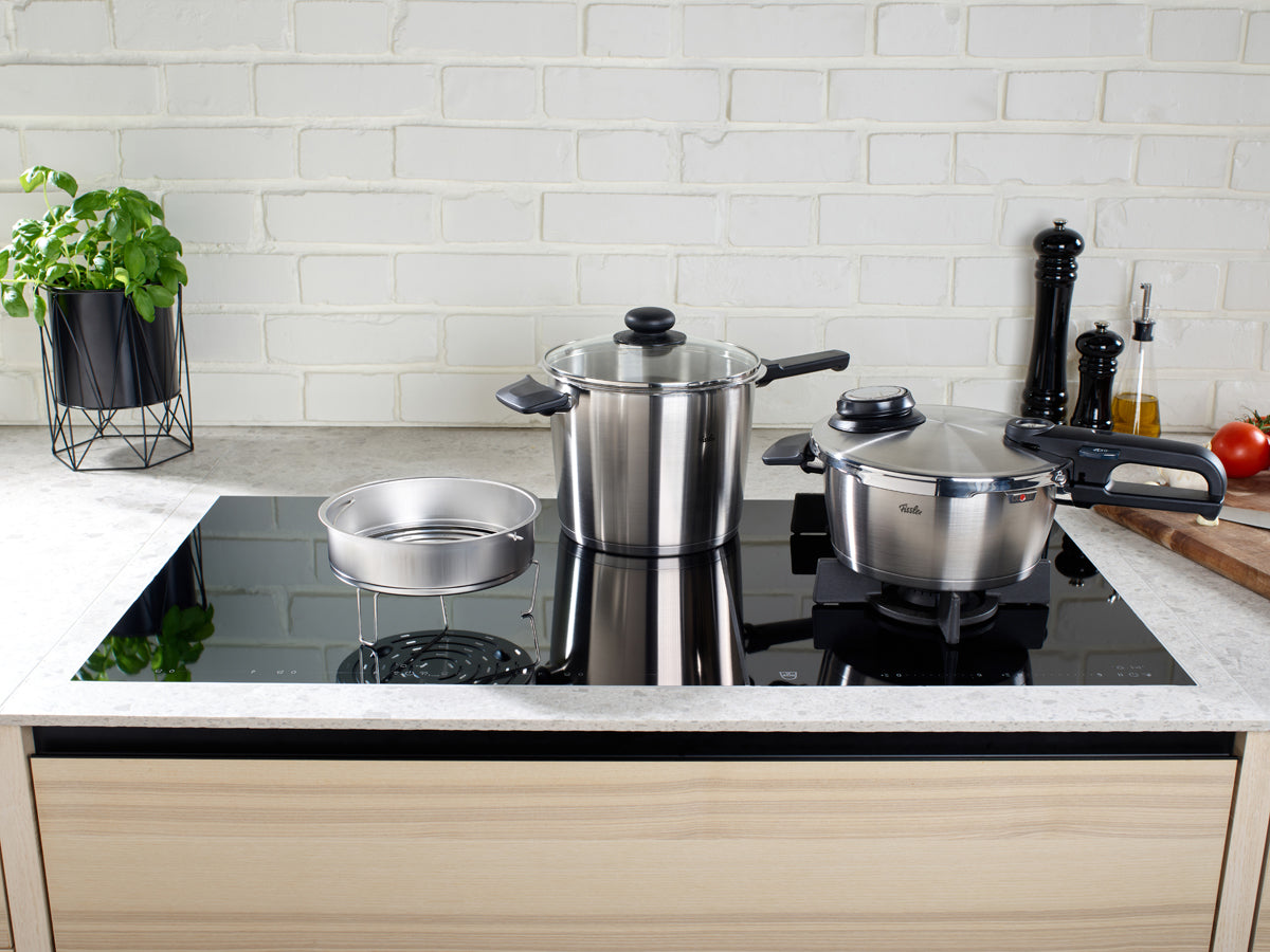 Eine moderne Küche setzt das Fissler Vitavit® Premium Schnellkochtopf-Set in Szene, das seit 1845 in Deutschland aus rostfreiem Stahl gefertigt wird.