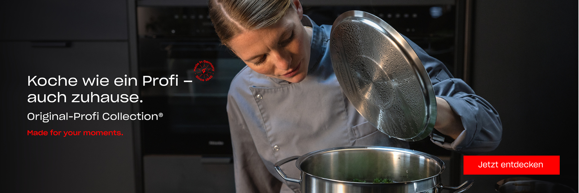 Ein Koch hebt den Deckel eines Topfes der Fissler Original-Profi Collection® auf dem Herd, mit deutschem Text und roter Taste "Jetzt entdecken".