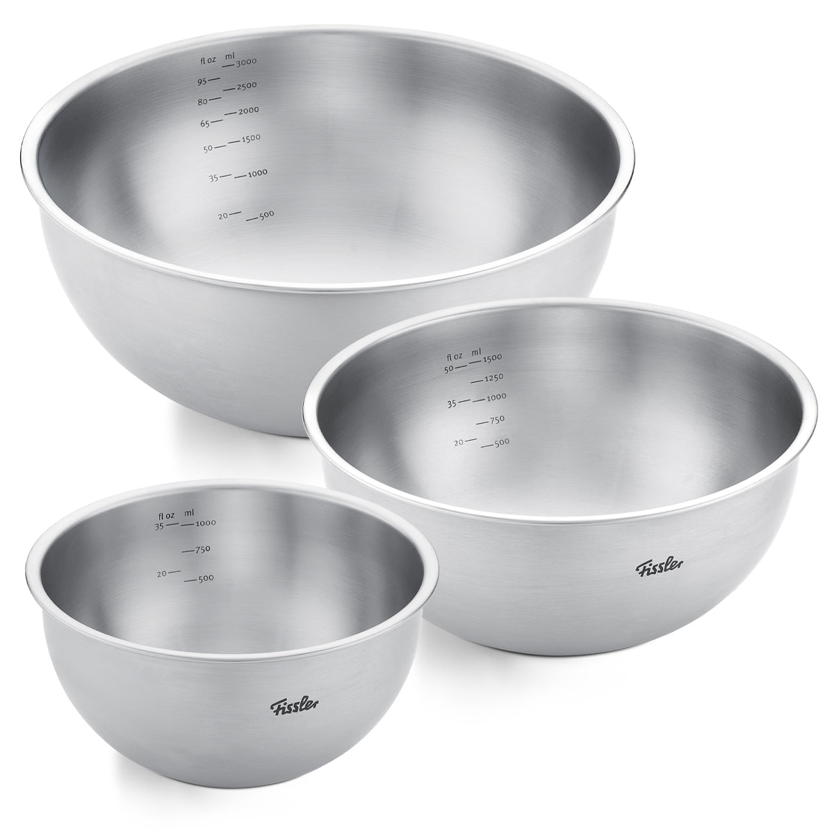Das 3-teilige Fissler Essential®-Schüssel-Set steht seit 1845 für deutsche Ingenieurskunst und zeitloses Design. Die drei bruchsicheren Edelstahlschüsseln in verschiedenen Größen sind mit innenliegenden Messskalen, einer eleganten gebürsteten Oberfläche und dem dezenten Fissler-Logo versehen. Sie lassen sich platzsparend ineinander stapeln – die perfekte Ergänzung für jede Küche, die Wert auf Qualität „Made in Germany“ legt.