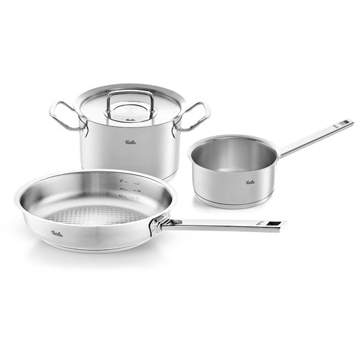 Fissler Original-Profi Collection® 3-teiliges Set aus Edelstahl: Kochtopf, Stielkasserolle und Bratpfanne. In Deutschland hergestellt, auf weißem Hintergrund.