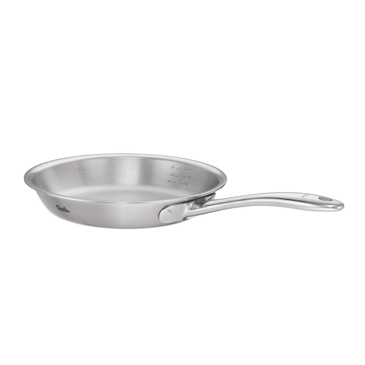 Die Fissler M5 Pro-Ply®-Pfanne aus recyceltem Edelstahl überzeugt durch ihre hochwertige „Made in Germany“-Verarbeitung, die für Langlebigkeit und präzise Kochleistung steht. Mit ihrem langen Griff und den integrierten Messskalen ist sie ideal für moderne Küchen. Auf weißem Hintergrund präsentiert, eignet sich diese induktionsgeeignete Bratpfanne perfekt für den täglichen Gebrauch und lässt sich mühelos reinigen – typisch Fissler: Innovation in zeitlosem Design seit 1845.