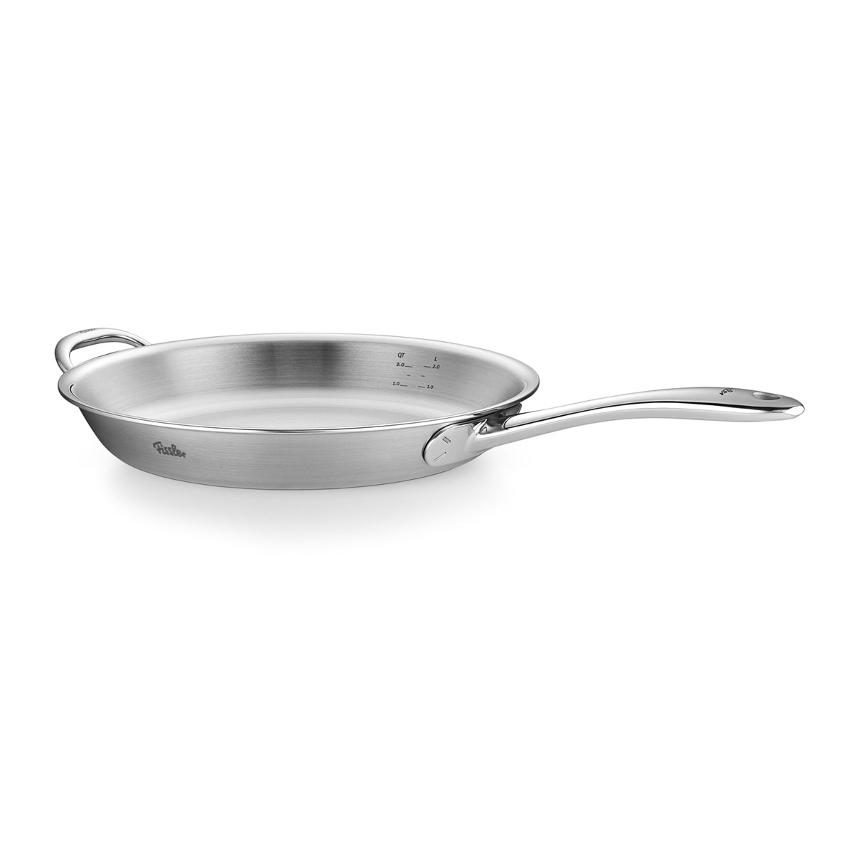 Die Fissler M5 Pro-Ply®-Pfanne, meisterhaft aus recyceltem Edelstahl gefertigt, besticht durch einen ergonomisch geformten, langen Griff sowie einen praktischen Gegengriff. Vor weißem Hintergrund gezeigt, verbindet diese in Deutschland hergestellte Edelstahlpfanne zeitloses Design mit innovativer Pro-Ply®-Technologie für präzises Braten, einfache Reinigung und vollständige Induktionskompatibilität – ein Qualitätsprodukt aus dem Hause Fissler seit 1845.