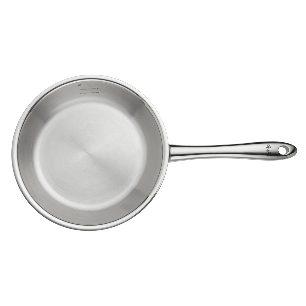 Die Fissler M5 Pro-Ply®-Pfanne aus recyceltem Edelstahl, von oben fotografiert, überzeugt durch ihren ergonomischen langen Griff und einen praktischen Ausgießer. Die gut lesbaren Messmarkierungen an der Innenwand spiegeln die präzise Ingenieurskunst und das zeitlose Design „Made in Germany“ wider. Induktionsgeeignet und für eine mühelose Reinigung konzipiert, steht diese Pfanne für die langlebige Qualität und Innovation eines Traditionsunternehmens seit 1845.