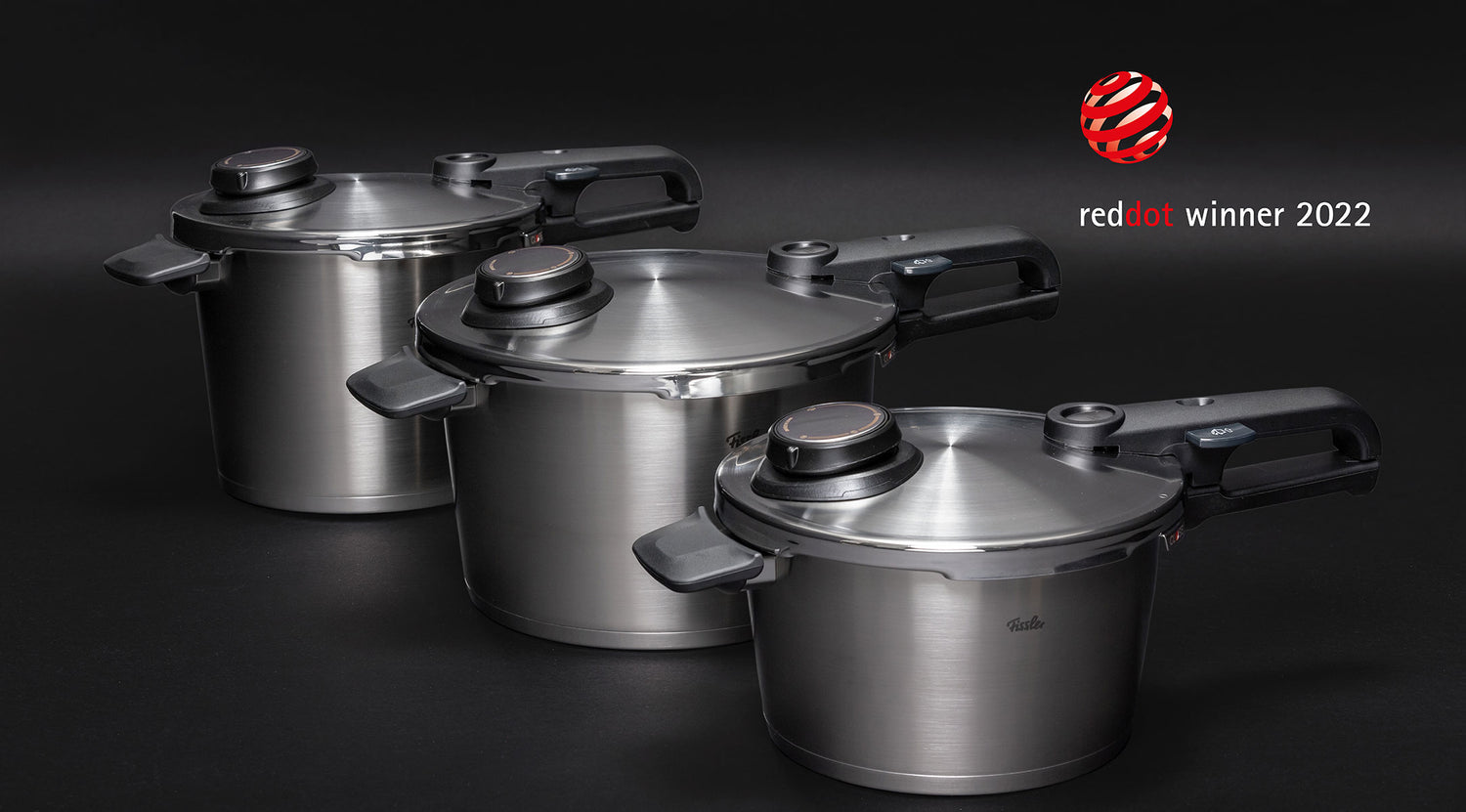Fissler Edelstahl-Schnellkochtöpfe in drei Größen, präzisionsgefertigt in Deutschland, mit Red Dot Award 2022 Logo auf Schwarz.