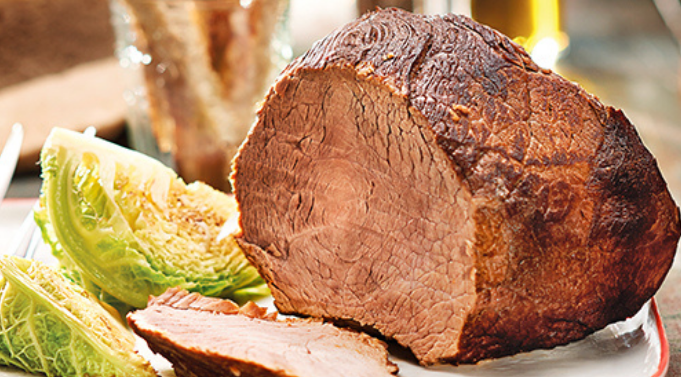 Perfekt gebräuntes Roastbeef und frisches Kraut, elegant serviert auf einem Teller, der mit Präzision in Fissler-Kochgeschirr zubereitet wurde.