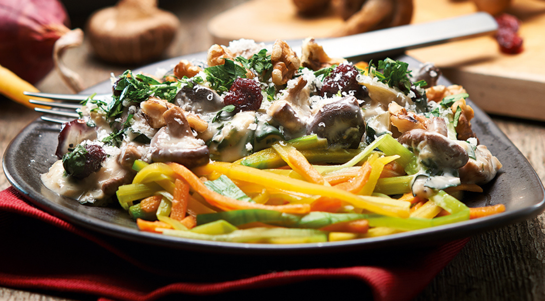 Ein schmackhaftes Pilz- und Gemüsepfannengericht mit frischen Kräutern, elegant präsentiert auf Fissler-Kochgeschirr, das Qualität und Design unterstreicht.