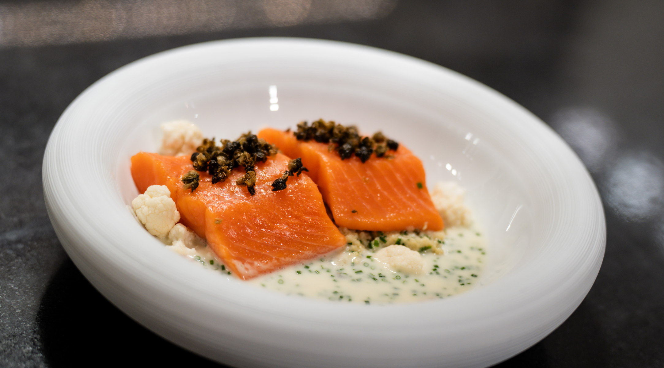 konfierter-lachs-mit-blumenkohl-und-beurre-blanc