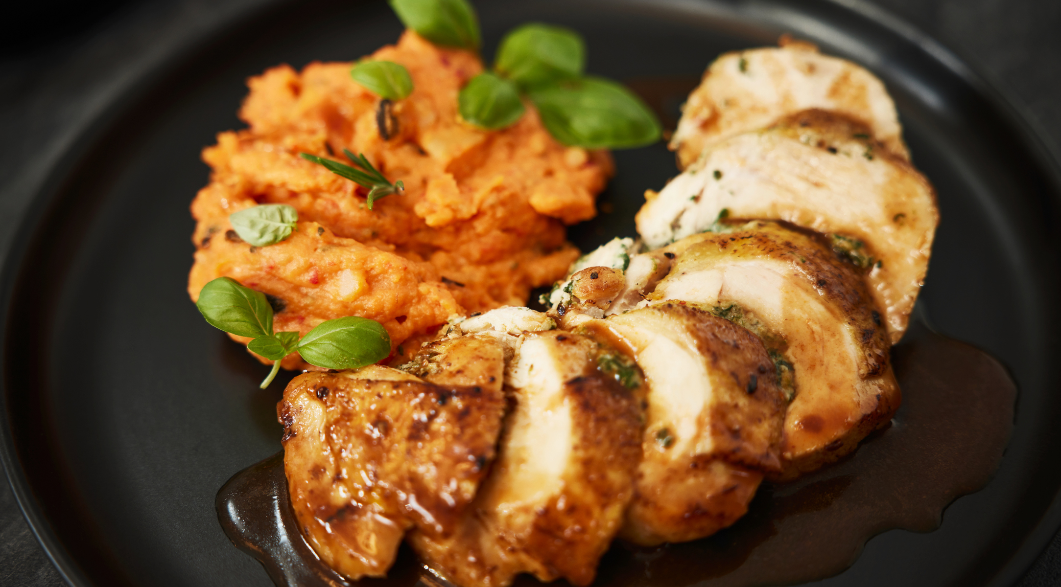 gebratene-maispoulardenbrust-mit-spinat-frischkaese-fuellung-und-ajvar-kartoffelstampf
