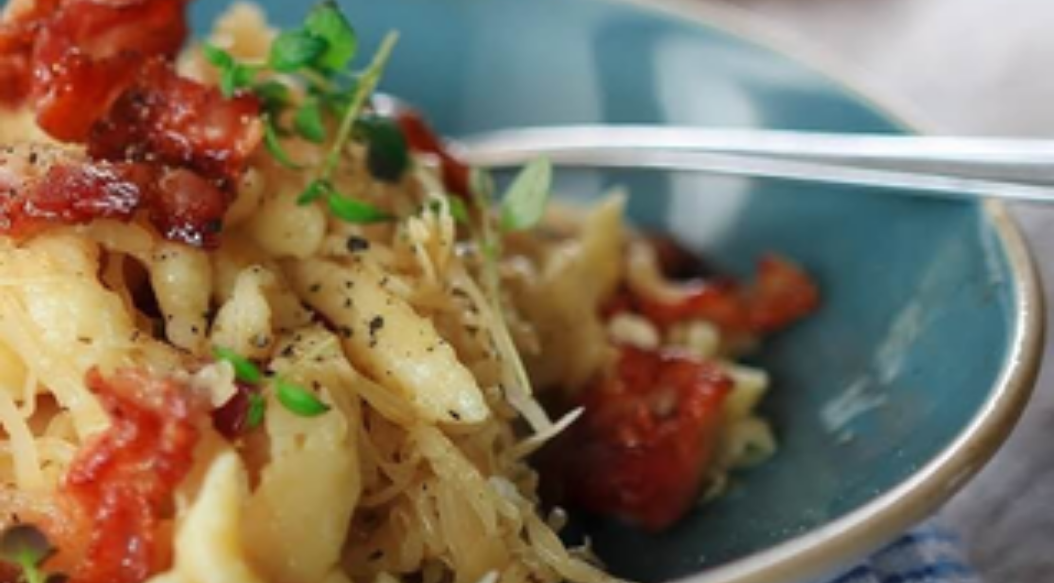 gebratene-spaetzle-mit-honig-senfsauerkraut-und-knusprigem-bacon