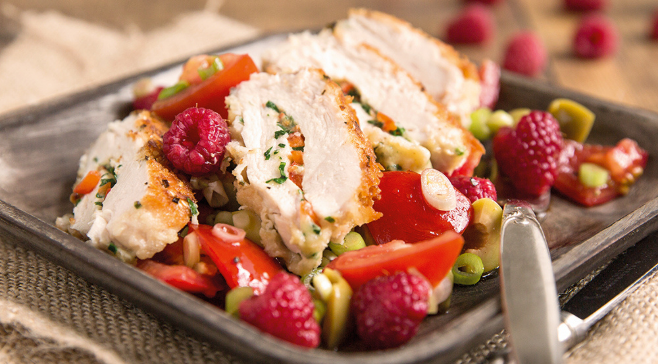 gefuellte-haehnchenbrust-im-kraeuter-sesammantel-an-tomaten-himbeersalat