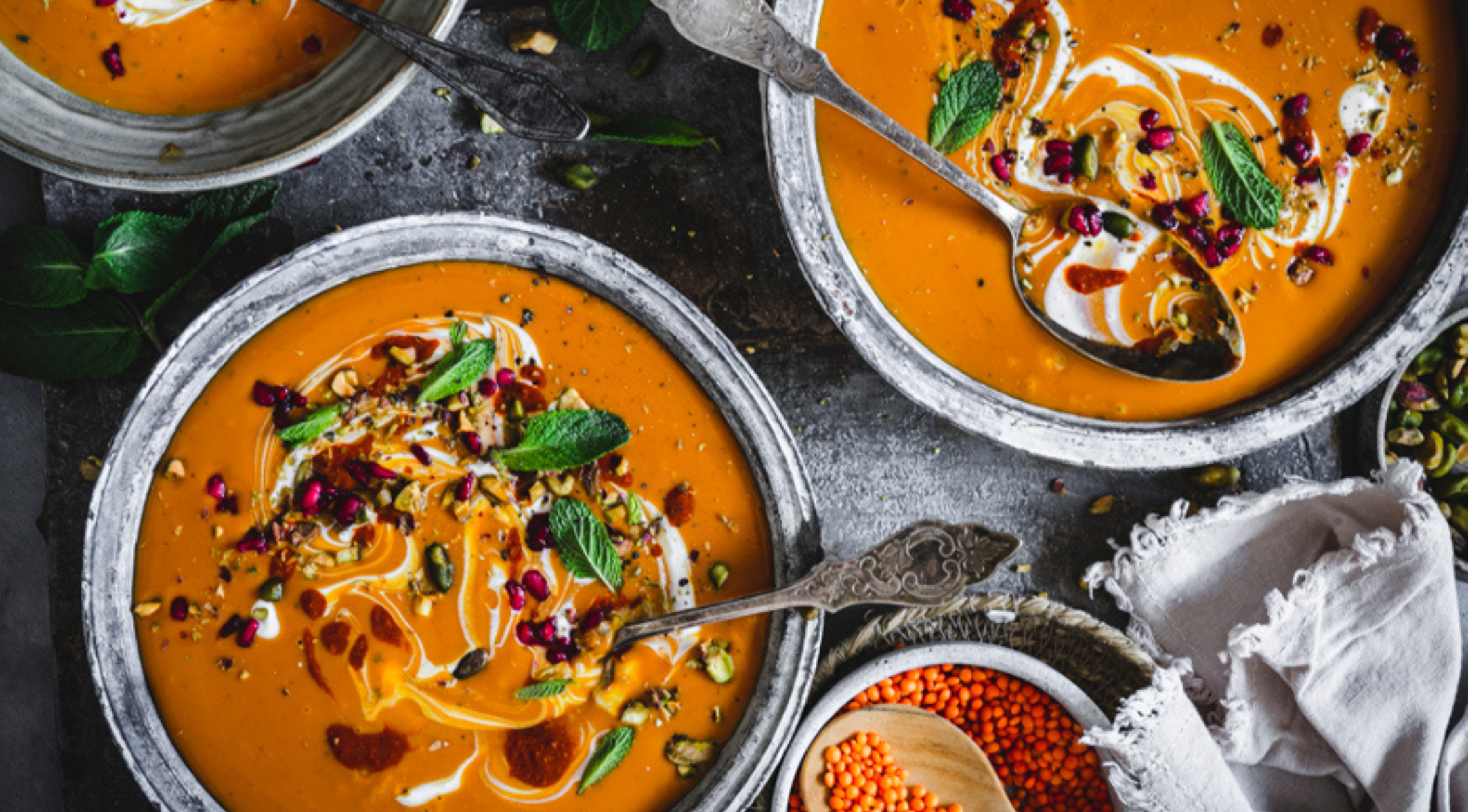 marokkanische-linsensuppe-mit-harissa-und-pistazien