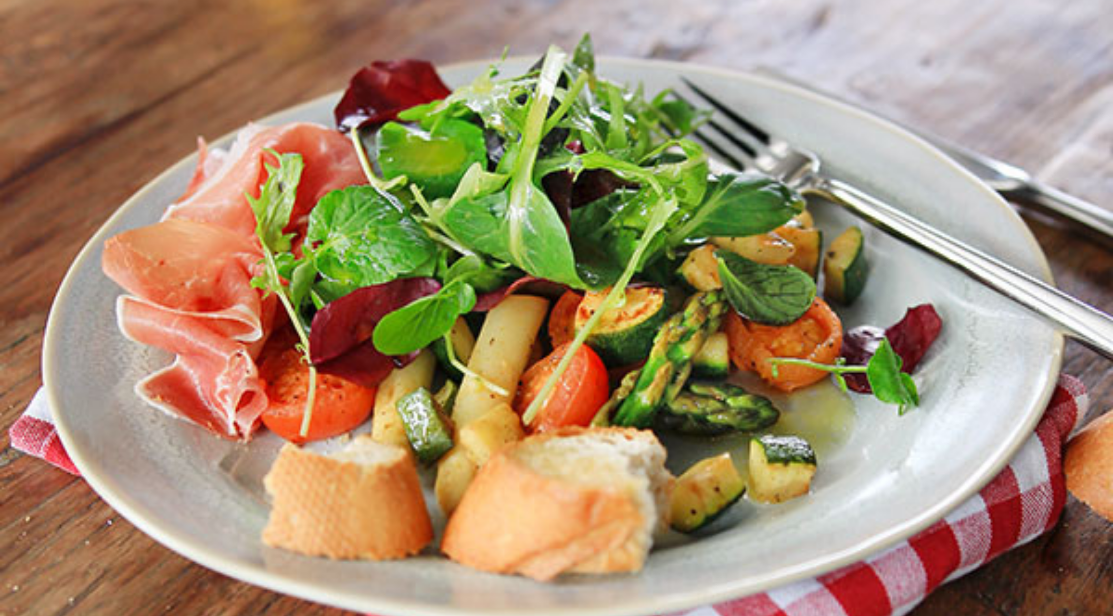 mediterraner-spargelsalat-mit-zucchini-und-serranoschinken
