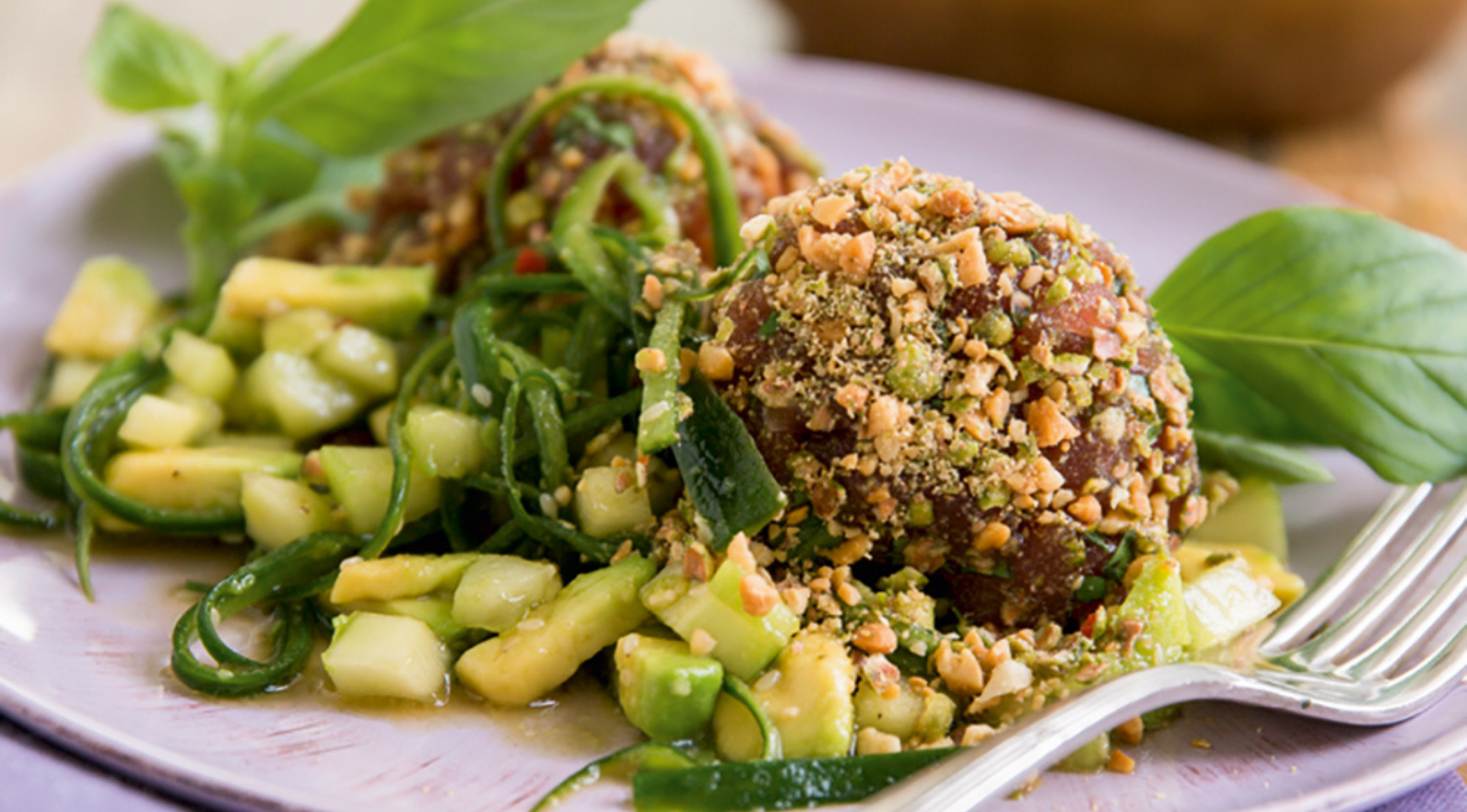 tatar-vom-thunfisch-mit-wasabinuessen-und-avocado-gurken-relish