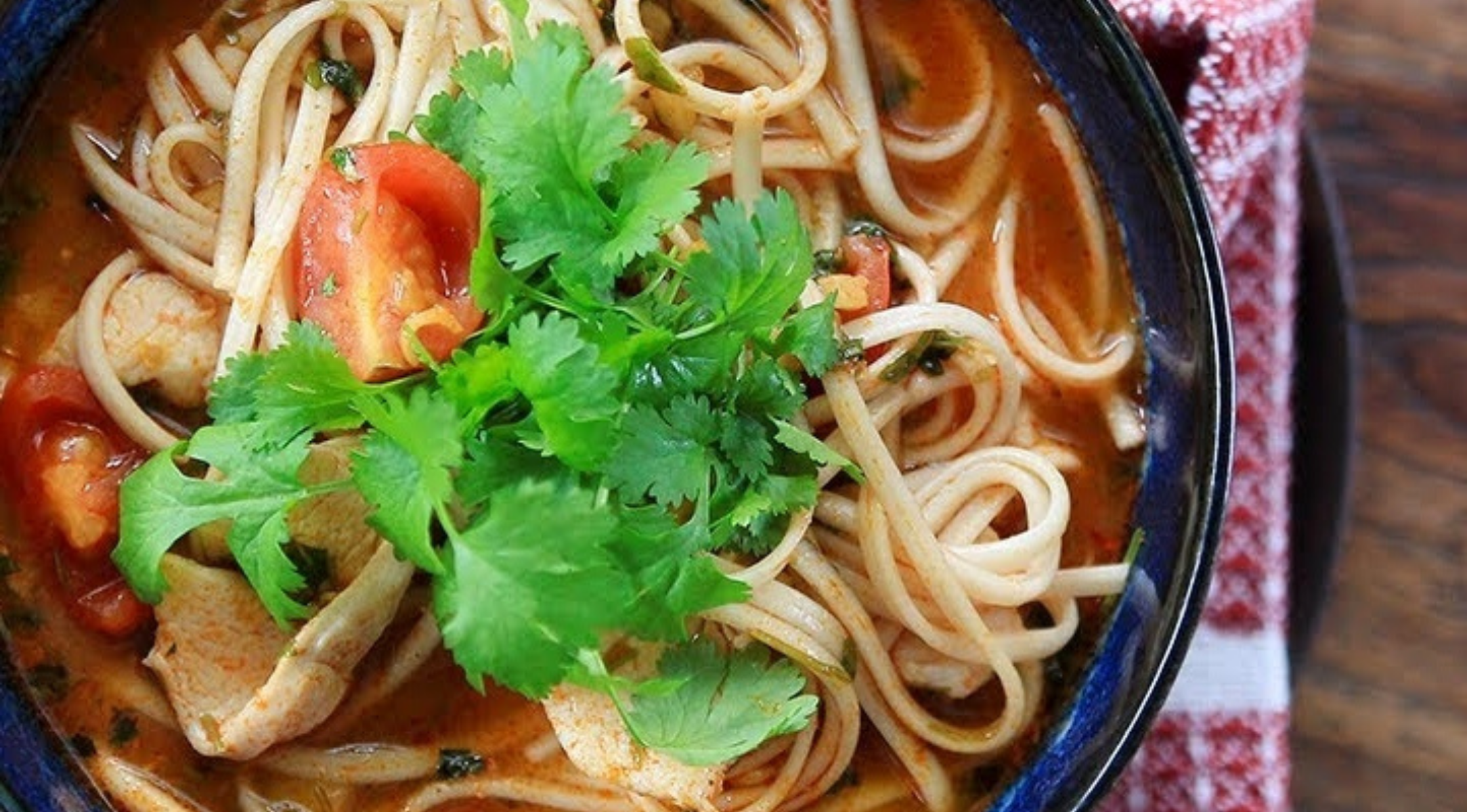 tom-yam-gai-thailaendische-udonnudel-suppe-mit-huehnchenbrust-und-ingwer