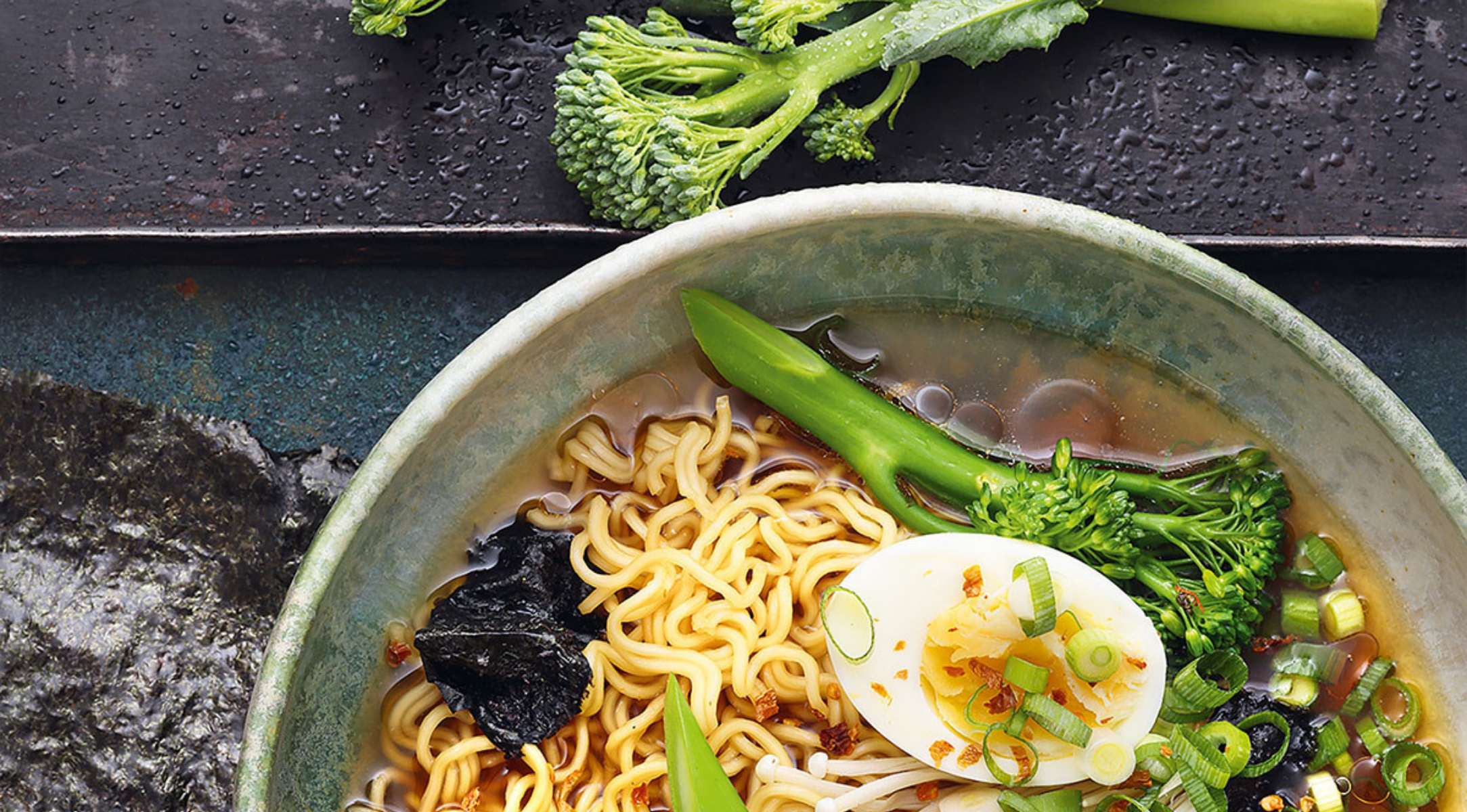 tonkotsu-ramen-mit-brokkolini-und-enoki