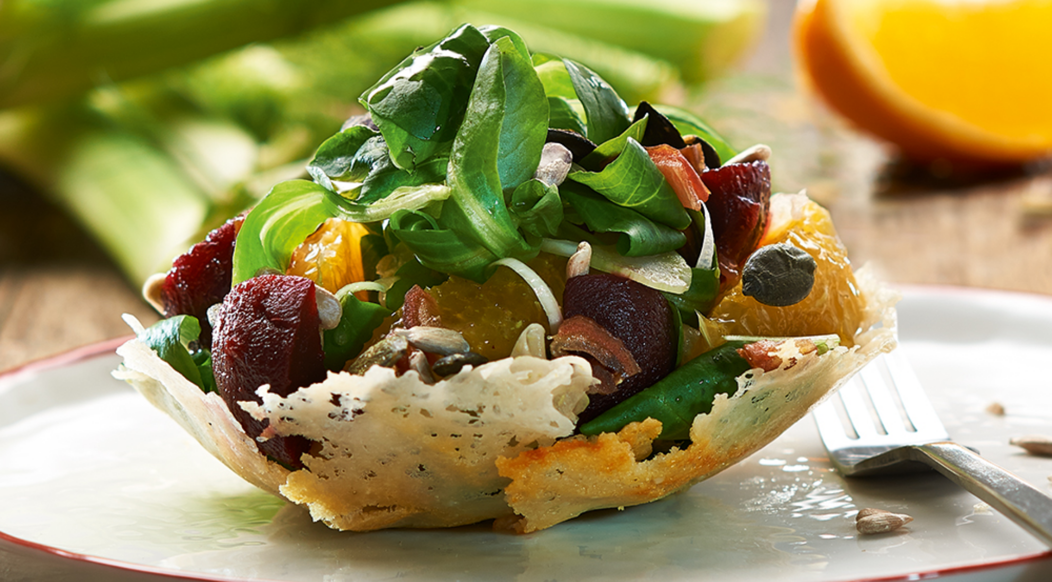 winterlicher-feldsalat-im-parmesankoerbchen