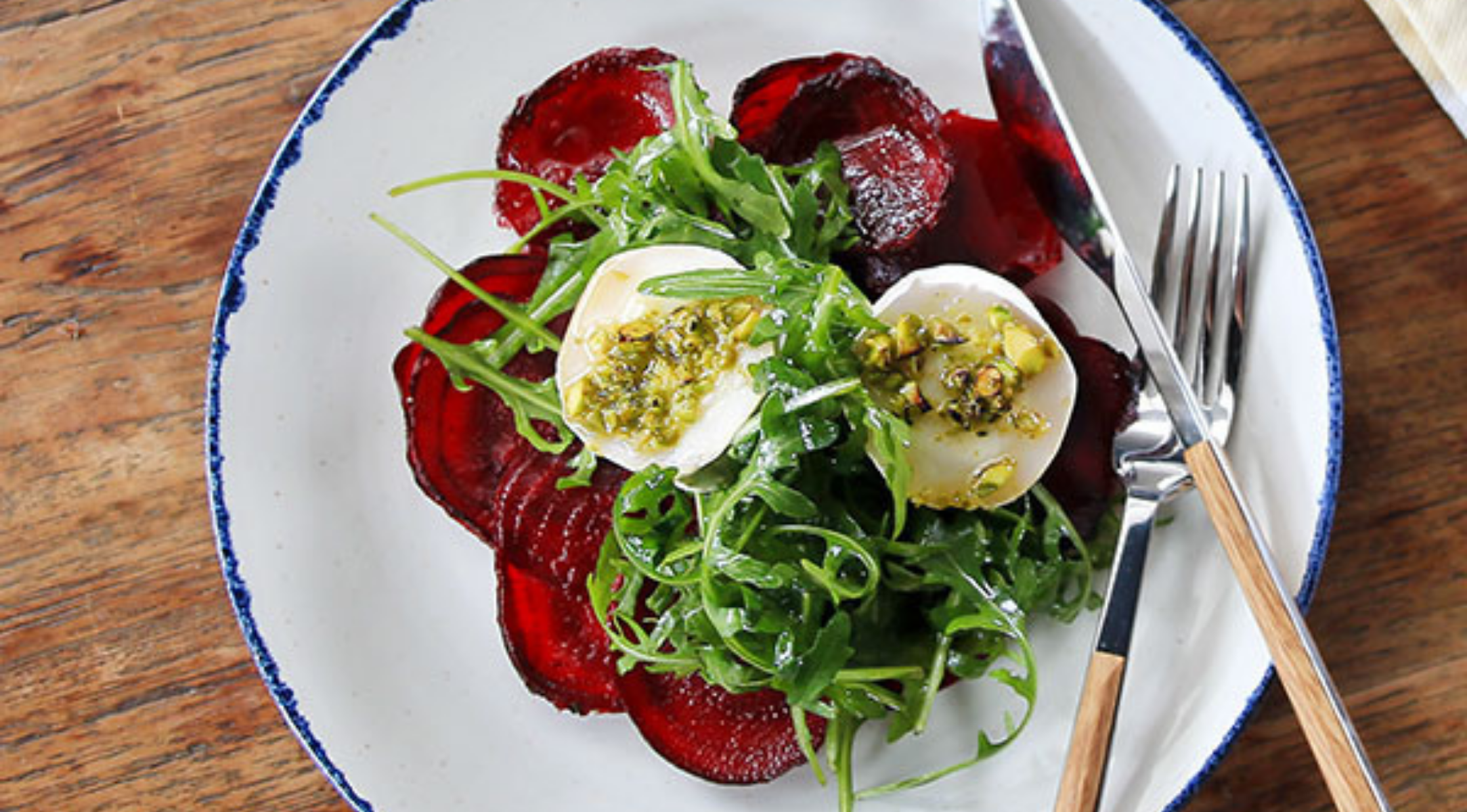 ziegenkaese-mit-pistazien-honigkruste-auf-rote-bete-carpaccio