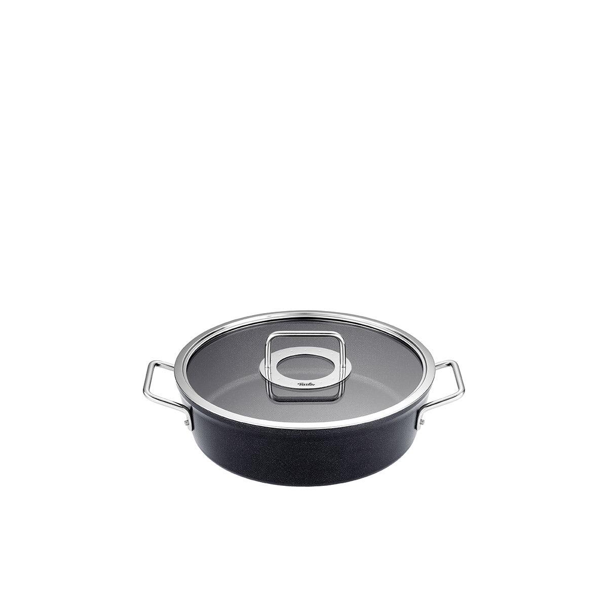 Fissler Adamant® Bratentopf, schwarzes, langlebiges Kochgeschirr aus deutscher Produktion mit Glasdeckel und Metallgriffen, auf weißem Grund.