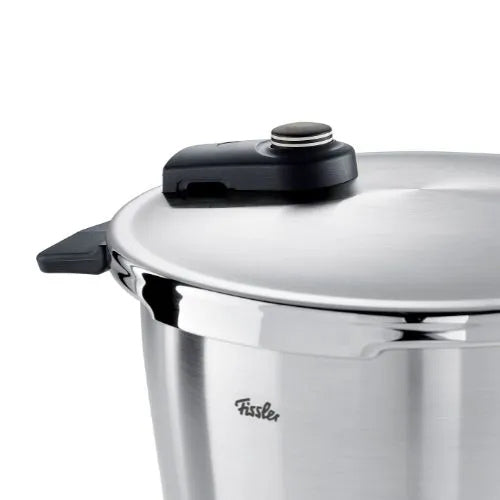 Eine Nahaufnahme eines Fissler-Schnellkochtopfs aus Edelstahl, der mit seinem schwarzen Griff und dem Regler auf dem Deckel Präzisionsarbeit leistet.