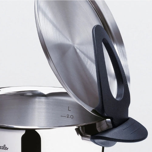 Fissler Edelstahltopf mit präziser 2,0-Liter-Markierung, Deckel wird von innovativem schwarzen Halter aufrecht gehalten - Premium-Design, made in Germany.