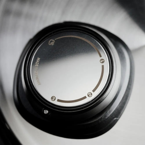 Detail eines Fissler Schnellkochtopfdeckels, schwarzer Griff, nummerierte Anzeige, "MADE IN GERMANY" eingeätzt; hochwertige deutsche Technik.