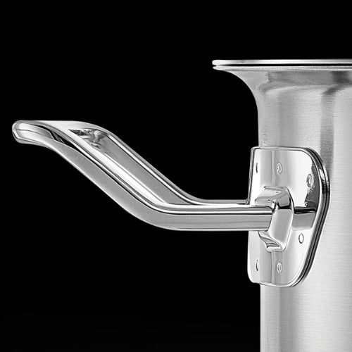Detail eines präzisionsgefertigten Fissler-Edelstahl-Topfgriffs, der die typische deutsche Qualität und das zeitlose Design zeigt.