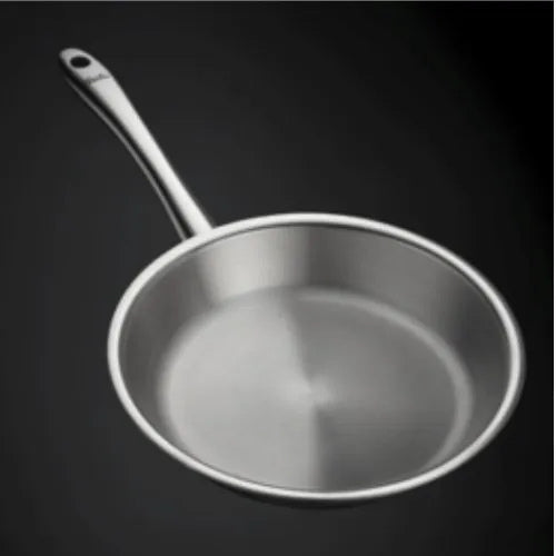 Fissler Bratpfanne aus Edelstahl mit langem Stiel, präzisionsgefertigt in Deutschland, polierte Oberfläche auf dunklem Grund glänzend.