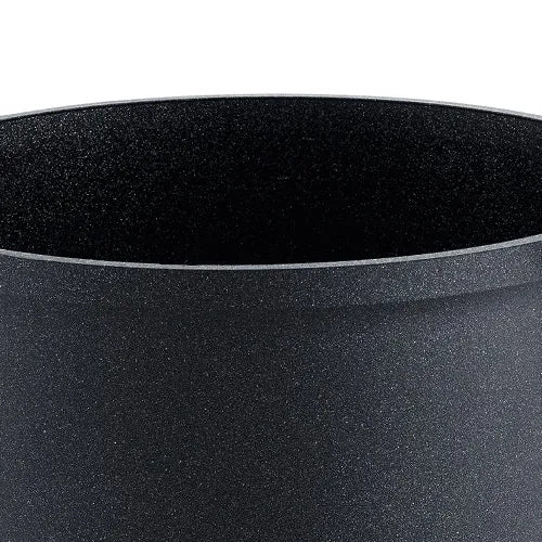 Nahaufnahme des oberen Randes einer mattschwarzen Fissler-Kanne, die deutsche Präzisionsarbeit und zeitloses, langlebiges Design zeigt. Weißer Hintergrund.