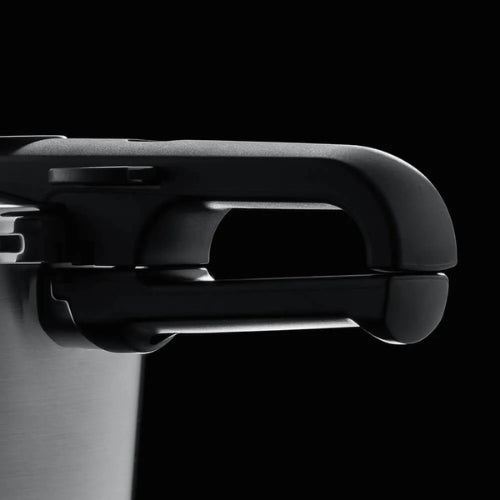 Nahaufnahme eines Fissler-Topfdeckels aus Edelstahl mit ergonomischem schwarzem Griff, der deutsche Präzision und zeitloses, langlebiges Design demonstriert.